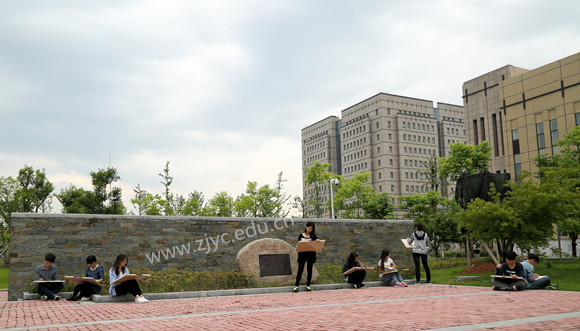 学生在院士林写生