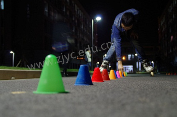 夜里学生开展社团活动